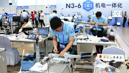 毫厘之間展技藝，智能工廠進(jìn)賽場——106個賽項亮相第二屆山東省職業(yè)技能大賽網(wǎng)絡(luò)技術(shù)開發(fā)
